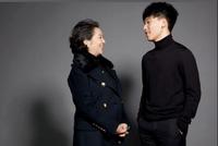 陈坤儿子深夜晒与奶奶合影 祖孙俩超黑穿搭时尚又温馨