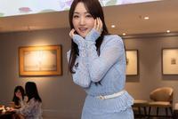 杨钰莹50岁生日收大束心形玫瑰 捧脸卖萌自称只有25