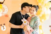 杜淳王灿为女儿办满月派对 晒一家三口合照画面温馨有爱