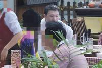 冯小刚与朋友吃自助被偶遇 衣着简单休闲热聊接地气