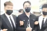 张彬彬遇粉丝热情接机 被机场安保架着走画面喜感