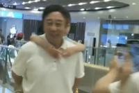 64岁冯巩背小朋友逛街 被粉丝怼脸拍仍一脸笑容