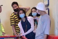包贝尔与两位美女同游迪士尼热聊 不见妻子包文婧跟随