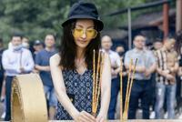 39岁姚笛疑似结婚后复出拍戏 穿吊带裙身材纤瘦状态能打