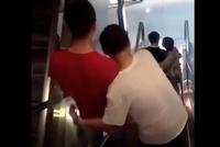 王思聪与友人逛街被偶遇 模仿情侣路人拥抱引网友爆笑