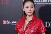 王子文一身连体衣很霸气 孟美岐金发红唇袁冰妍温婉可人
