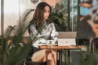 Angelababy新剧路透造型清爽干练 搭档乔振宇生图养眼