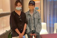 网友偶遇应采儿郑希怡逛街 闺蜜二人打扮休闲少女感十足