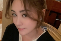 瓜田冲浪！阿娇说自己吃瓜吃得好累 用左手刷微博以防手滑