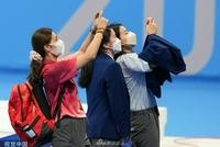 郭晶晶亮相东京奥运会跳水比赛现场 与运动员交谈笑意满满