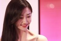 生图yyds!景甜穿墨绿色吊带长裙黑发红唇气质高贵笑容甜