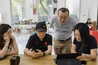 张艺谋夫妇购定制款豪车 与工作人员合影好接地气