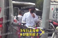 王宝强现身诊所看病 女友冯清全程陪同耐心照顾