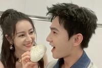 how pay!杨洋迪丽热巴晒合照 隔空喊话甜蜜投喂撒狗粮