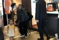 热心市民!王嘉尔帮路过小女孩提裙子肩带