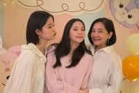 越长越像!欧阳娣娣晒17岁庆生照 和欧阳娜娜同框相互献吻