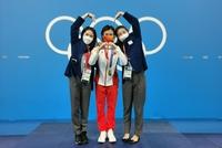 施廷懋女子3米板夺金 郭晶晶陈若琳上台与其合影比心