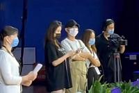 文章陪女儿爱马参加舞蹈比赛 身边长发美女抢镜