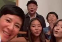 吴君如生日全家庆祝 与陈可辛甜蜜亲吻女儿在一旁弹吉他