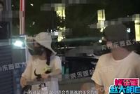 张含韵佟梦实骑电动车低调出街 两人牵手回酒店疑恋情曝光