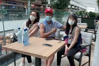 70岁郭台铭携娇妻打疫苗 秀手臂肌肉身材健壮