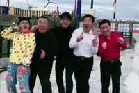 65岁董浩与“金龟子”刘纯燕同框跳舞 二人亲密搭肩关系好