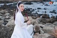 张敏28年后再现赵敏回眸 穿白衣持扇骑马风采依旧