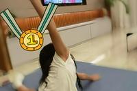 雷佳音9岁女儿庆祝乒乓球女团夺冠 展示一字马比耶背影好萌