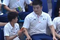樊振东看全运会跳水比赛 与全红婵同框被调侃像“巨人”
