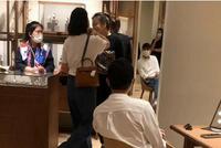 网友偶遇张智霖陪老婆买包 袁咏仪身材苗条状态好