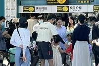 张雨绮欢乐谷拍戏被偶遇 穿蓝色衬衫笑容甜美状态超好