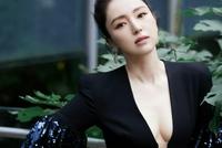 董璇亮相北影节开幕 深V礼服大秀事业线吸睛指数MAX