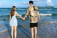 郭品超中秋晒与女友海边牵手照 马泽涵穿短裙美腿纤细身材好