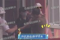 唐嫣和父亲接女儿放学 小宝贝穿着粉嫩和姥爷互动可爱呆萌