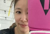 林心如晒素颜打拳照皮肤状态佳 粉色拳击手套暴露少女心