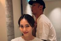 余文乐晒合影为王棠云庆生 躲妻子背后搞怪比耶
