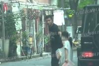 文章打扮低调开车送女儿学书法 马伊琍爸爸随后接孙女放学