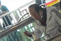 75岁狄龙被传病危后现身 打扮朴素吃快餐状态不错