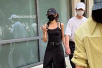 网友偶遇金大川雎晓雯看秀 穿黑白情侣装十指紧扣好甜蜜