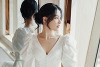 张柏芝白色V领礼服秀迷人天鹅颈 蓬松盘发五官立体精致