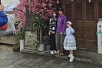 网友大理偶遇洪欣一家三口 张丹峰搂老婆合照再破婚变传闻