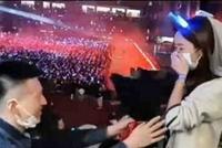 满满一捧狗粮!粉丝看张杰演唱会向女友浪漫求婚
