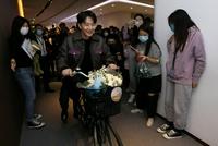黄轩骑自行车扫楼被男员工表白 生图曝光被赞颜值能打