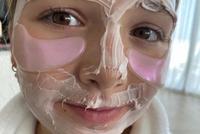 贝克汉姆女儿10岁已懂护肤 戴耳环项链生活太精致