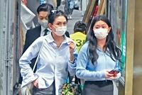 邱淑贞携二女儿外出逛街 17岁二女儿身材高挑青春气息满满