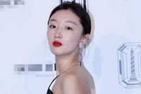 周冬雨高开衩长裙秀纤细美腿 鹿晗胡一天穿西装帅气亮相