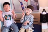 郭德纲妻子带儿子游乐场游玩 郭汾瑒与小伙伴合照比耶超可爱