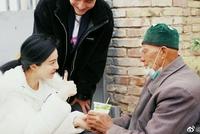 范冰冰微博晒照 看望留守老人送温暖