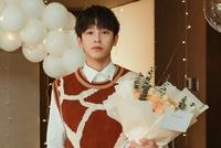 彭昱畅晒27岁生日会现场照 白衬衫外套棕色马甲少年感满满