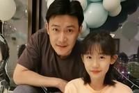 贝儿13岁了!陆毅晒照为女儿庆生 父女同框眉眼似复制粘贴